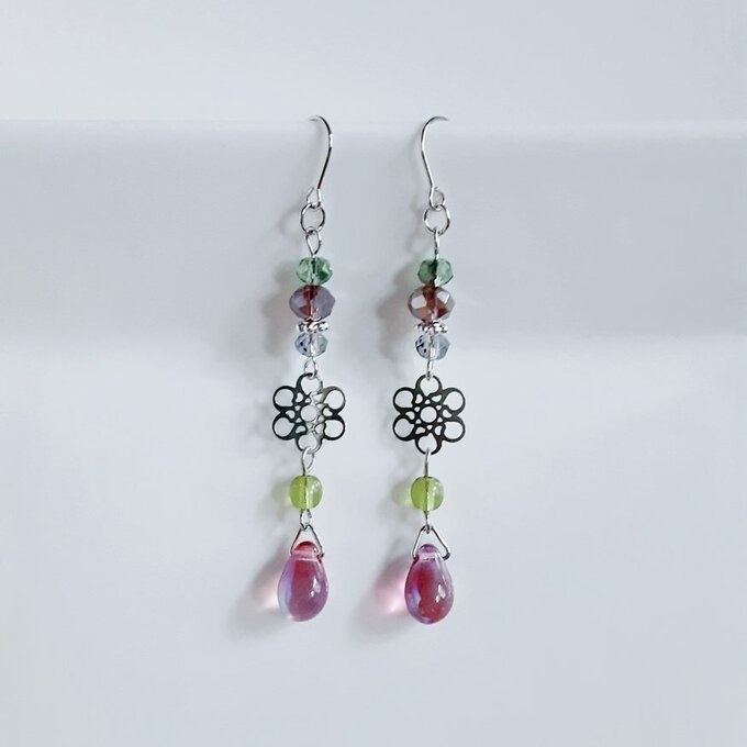 再再販☆お花の透かしとガラスビーズの紫陽花ピンクカラーのピアス/イヤリング