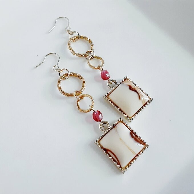 べっ甲風カポション付きチャームとフープのカプチーノカラーのロングピアス/イヤリング