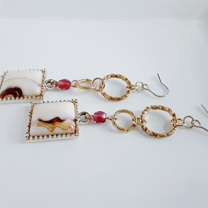 べっ甲風カポション付きチャームとフープのカプチーノカラーのロングピアス/イヤリング