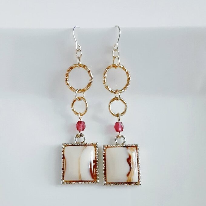 べっ甲風カポション付きチャームとフープのカプチーノカラーのロングピアス/イヤリング