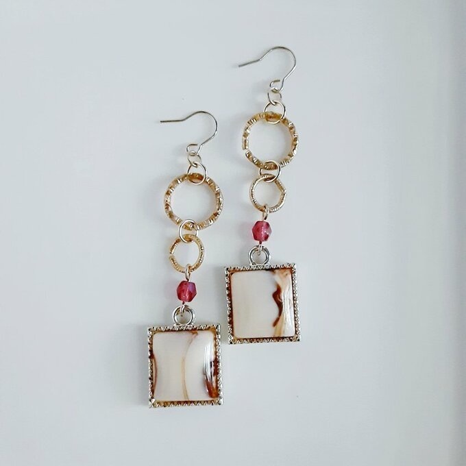 べっ甲風カポション付きチャームとフープのカプチーノカラーのロングピアス/イヤリング