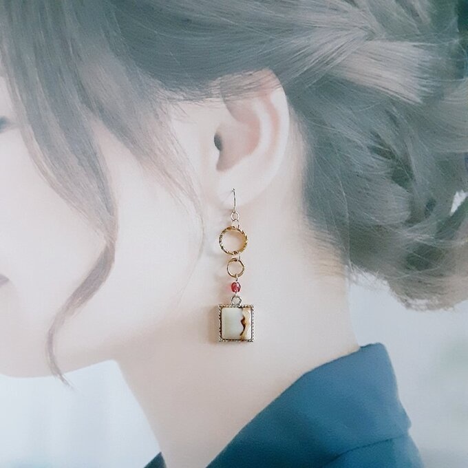 べっ甲風カポション付きチャームとフープのカプチーノカラーのロングピアス/イヤリング