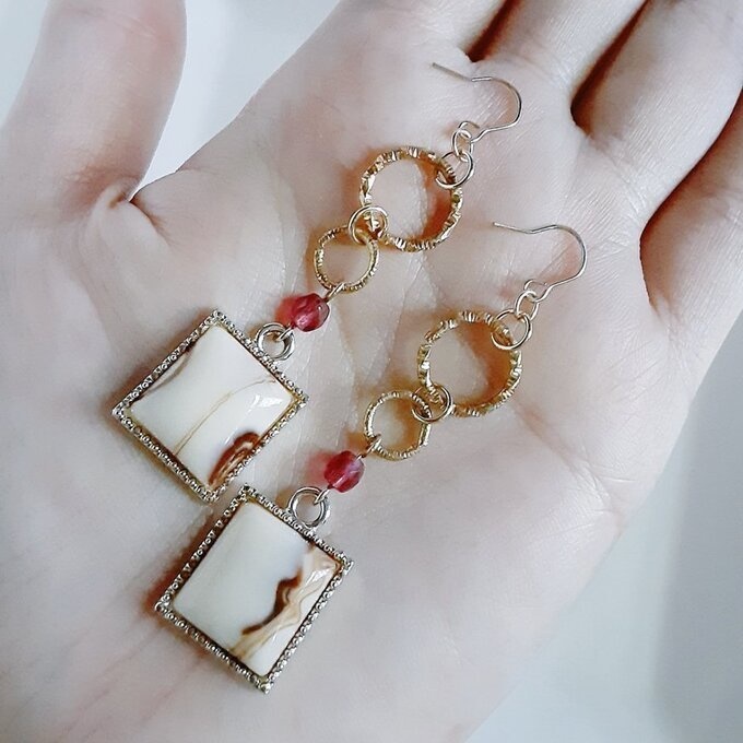 べっ甲風カポション付きチャームとフープのカプチーノカラーのロングピアス/イヤリング
