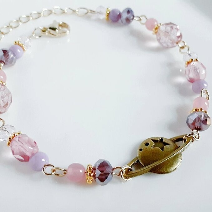 土星チャームとガラスビーズのブレスレット(ピンクパープル)