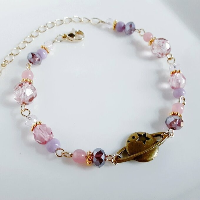 土星チャームとガラスビーズのブレスレット(ピンクパープル)