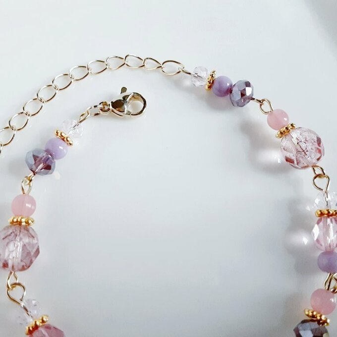 土星チャームとガラスビーズのブレスレット(ピンクパープル)