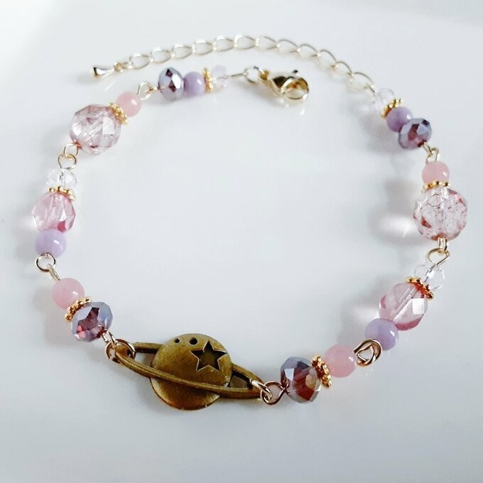 土星チャームとガラスビーズのブレスレット(ピンクパープル)