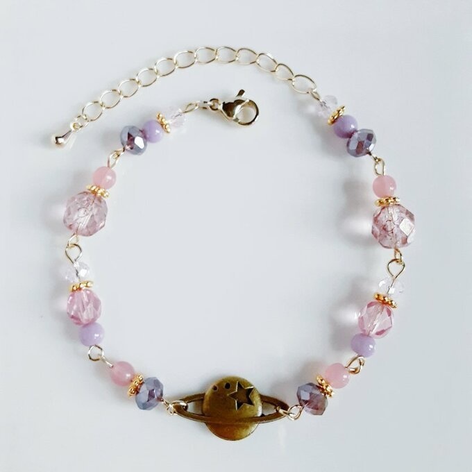 土星チャームとガラスビーズのブレスレット(ピンクパープル)
