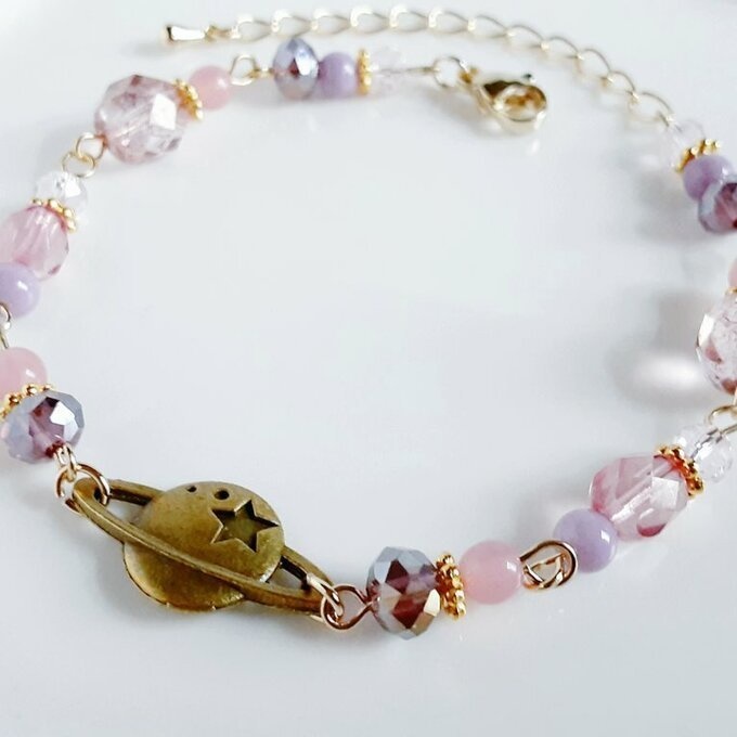 土星チャームとガラスビーズのブレスレット(ピンクパープル)