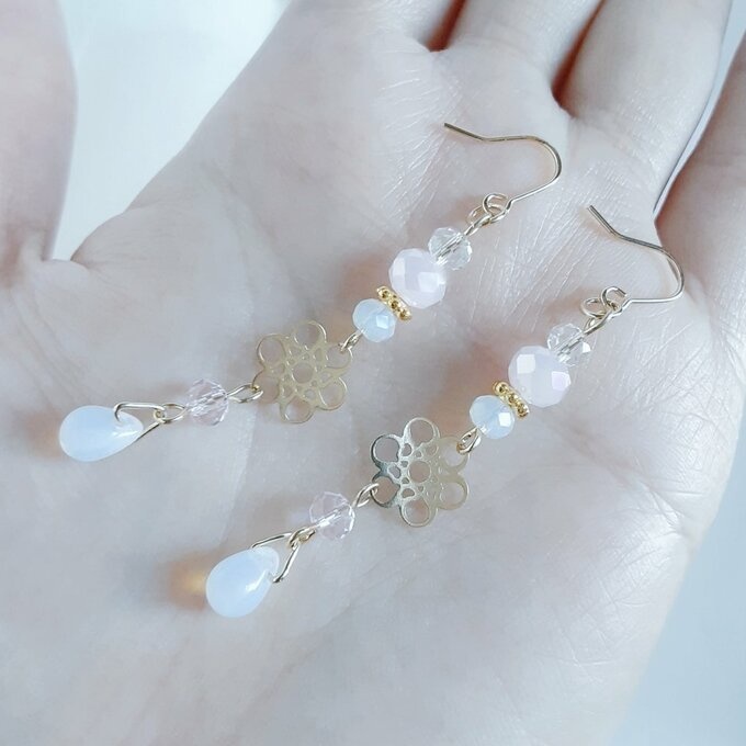再販⑦☆お花の透かしと雪桜色ビーズのピアス/イヤリング