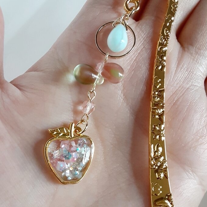 プレゼントにも自分用にもぴったり☆淡いピンクとグリーンの春色カラーのリンゴのブックマーク/しおり(文庫本用)