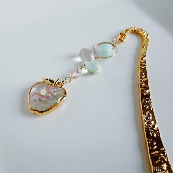 プレゼントにも自分用にもぴったり☆淡いピンクとグリーンの春色カラーのリンゴのブックマーク/しおり(文庫本用)