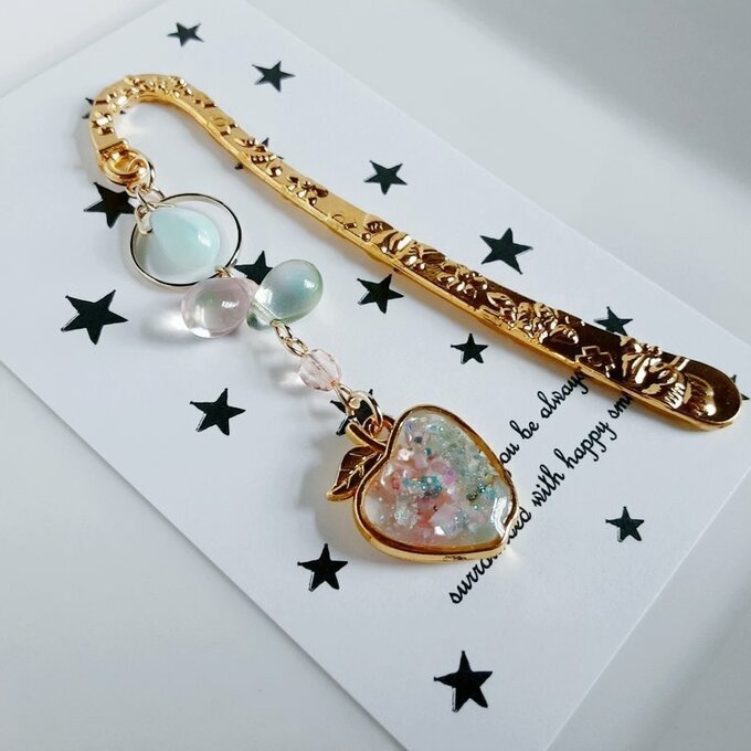 プレゼントにも自分用にもぴったり☆淡いピンクとグリーンの春色カラーのリンゴのブックマーク/しおり(文庫本用)