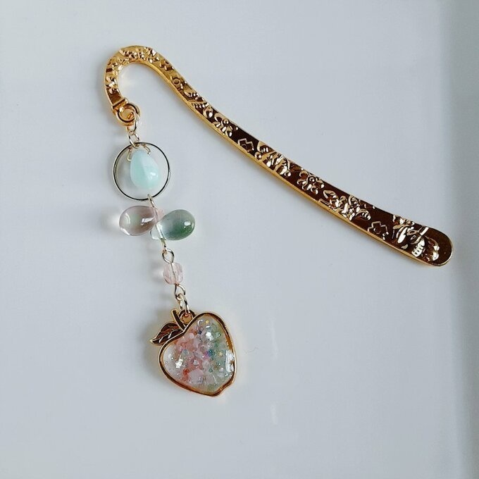 プレゼントにも自分用にもぴったり☆淡いピンクとグリーンの春色カラーのリンゴのブックマーク/しおり(文庫本用)