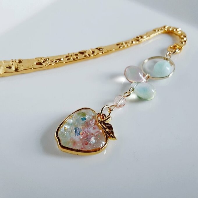 プレゼントにも自分用にもぴったり☆淡いピンクとグリーンの春色カラーのリンゴのブックマーク/しおり(文庫本用)