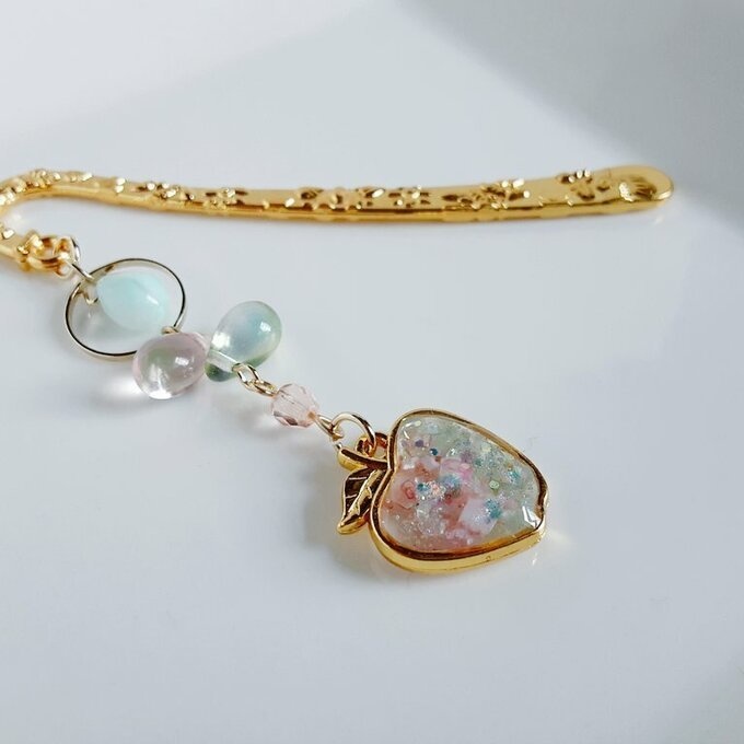 プレゼントにも自分用にもぴったり☆淡いピンクとグリーンの春色カラーのリンゴのブックマーク/しおり(文庫本用)