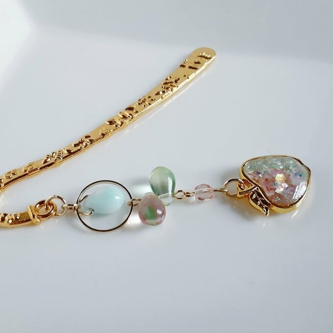 プレゼントにも自分用にもぴったり☆淡いピンクとグリーンの春色カラーのリンゴのブックマーク/しおり(文庫本用)