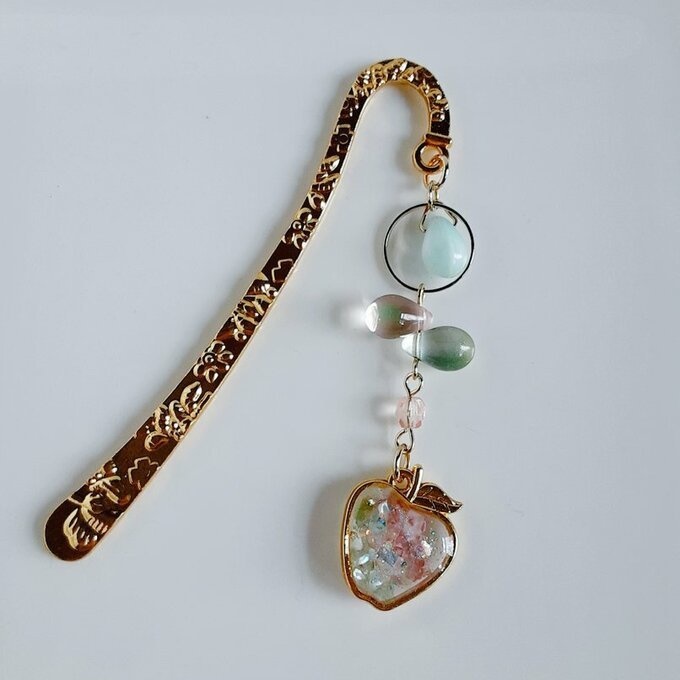 プレゼントにも自分用にもぴったり☆淡いピンクとグリーンの春色カラーのリンゴのブックマーク/しおり(文庫本用)