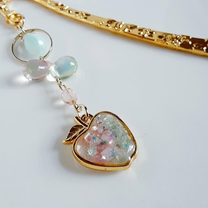 プレゼントにも自分用にもぴったり☆淡いピンクとグリーンの春色カラーのリンゴのブックマーク/しおり(文庫本用)