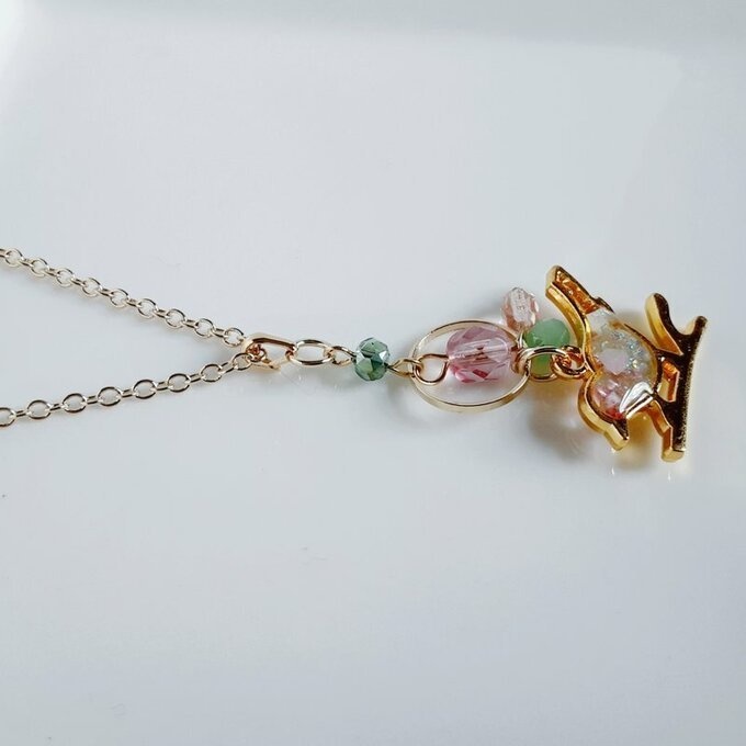 世界でひとつだけ☆淡いピンクとグリーンの春色カラーの枝付き小鳥さんのネックレス