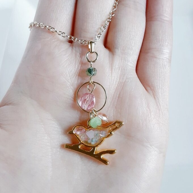 世界でひとつだけ☆淡いピンクとグリーンの春色カラーの枝付き小鳥さんのネックレス