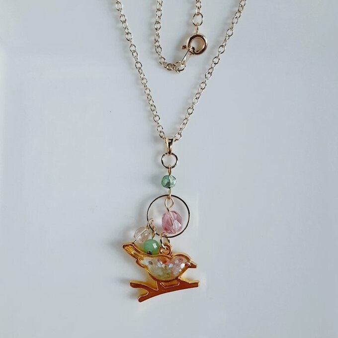 世界でひとつだけ☆淡いピンクとグリーンの春色カラーの枝付き小鳥さんのネックレス