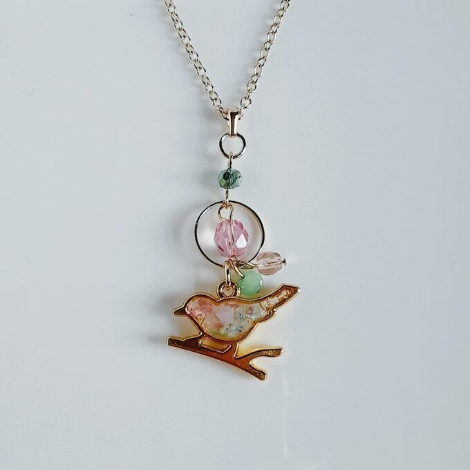世界でひとつだけ☆淡いピンクとグリーンの春色カラーの枝付き小鳥さんのネックレス