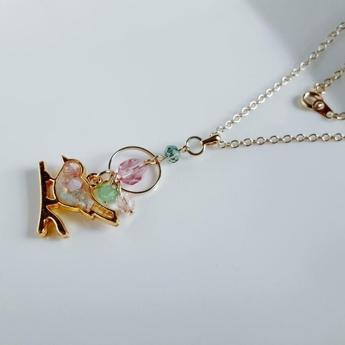 世界でひとつだけ☆淡いピンクとグリーンの春色カラーの枝付き小鳥さんのネックレス