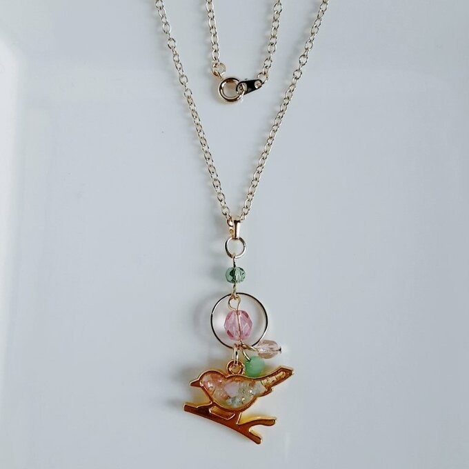 世界でひとつだけ☆淡いピンクとグリーンの春色カラーの枝付き小鳥さんのネックレス