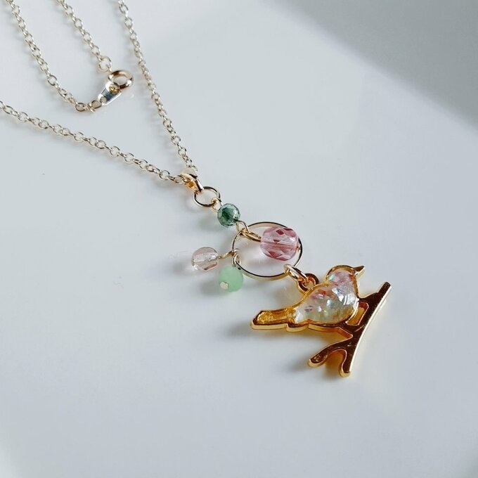 世界でひとつだけ☆淡いピンクとグリーンの春色カラーの枝付き小鳥さんのネックレス