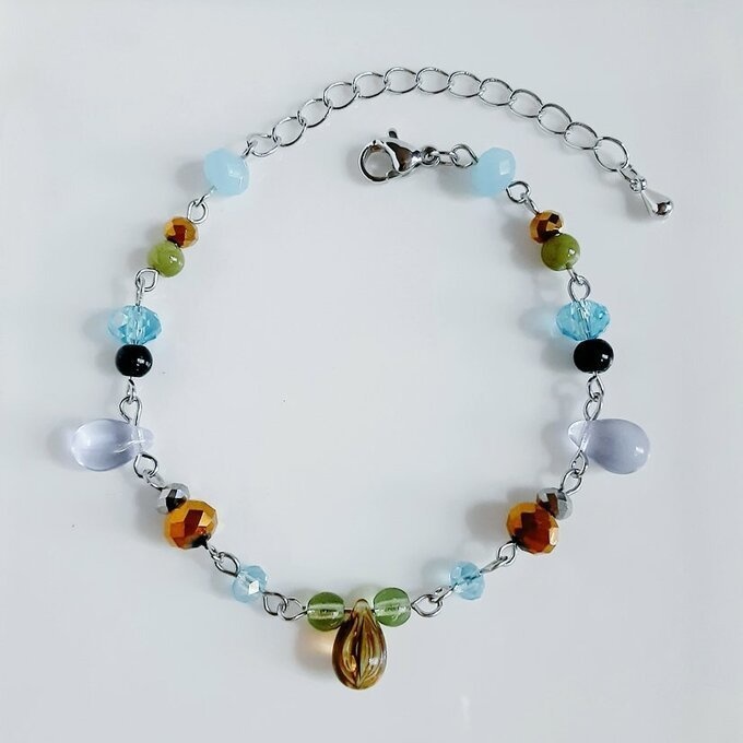 しずくとガラスビーズの爽やかグリーンブルーカラーのブレスレット