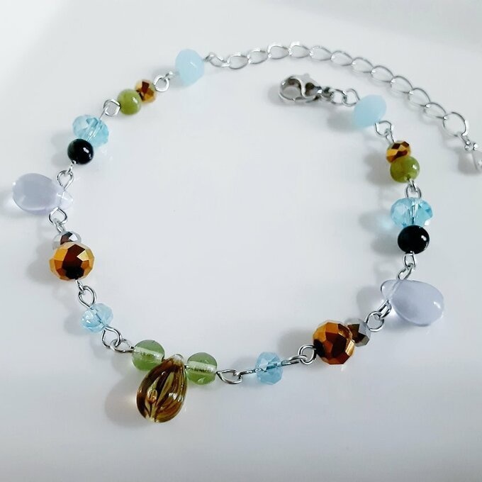 しずくとガラスビーズの爽やかグリーンブルーカラーのブレスレット