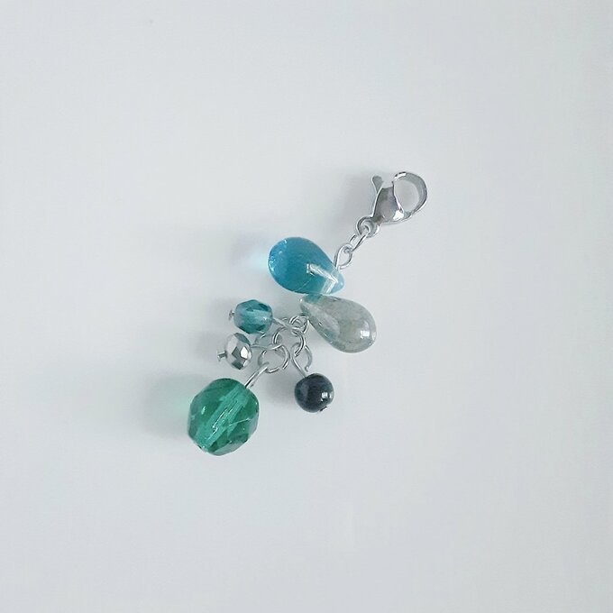 チェコビーズが揺れる☆しずくとガラスビーズのマスクチャーム/マスクアクセサリー(癒しエメラルドグリーン)