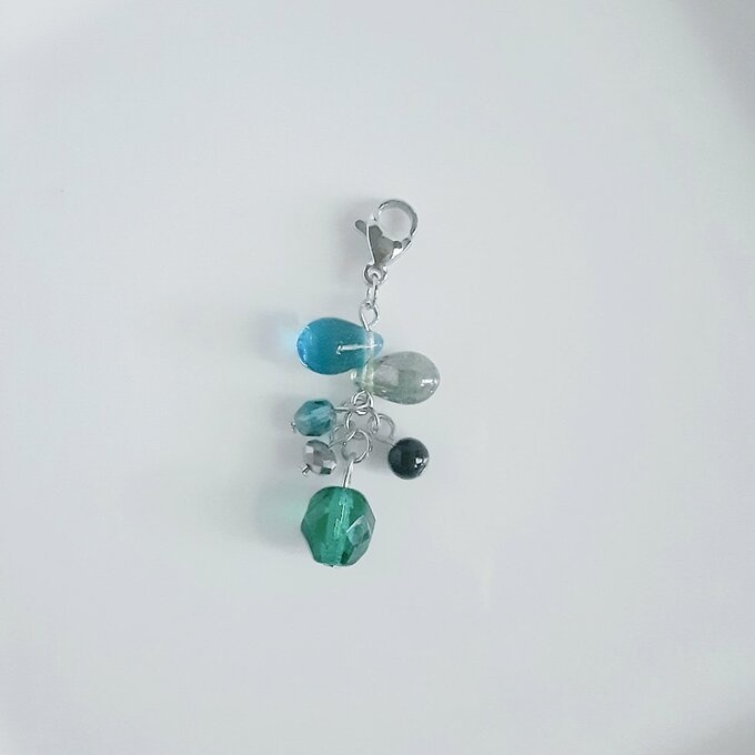 チェコビーズが揺れる☆しずくとガラスビーズのマスクチャーム/マスクアクセサリー(癒しエメラルドグリーン)