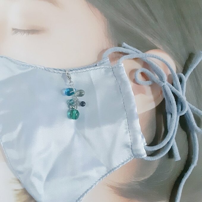 チェコビーズが揺れる☆しずくとガラスビーズのマスクチャーム/マスクアクセサリー(癒しエメラルドグリーン)