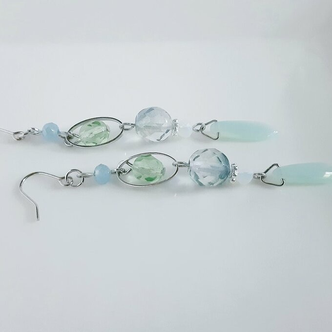 再販☆チェコビーズとオーバルフープのお洒落ロングピアス/イヤリング(淡いグリーン)