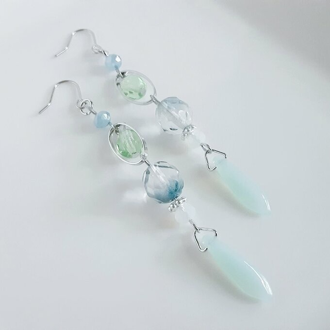 再販☆チェコビーズとオーバルフープのお洒落ロングピアス/イヤリング(淡いグリーン)