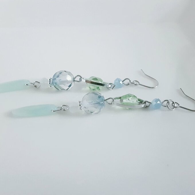 再販☆チェコビーズとオーバルフープのお洒落ロングピアス/イヤリング(淡いグリーン)