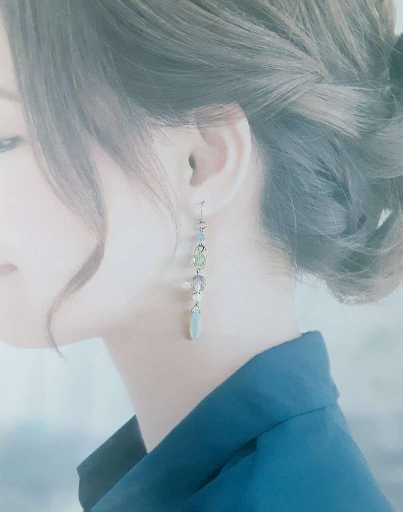 再販☆チェコビーズとオーバルフープのお洒落ロングピアス/イヤリング(淡いグリーン)