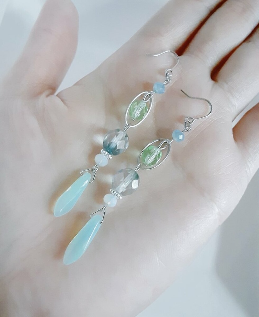 再販☆チェコビーズとオーバルフープのお洒落ロングピアス/イヤリング(淡いグリーン)