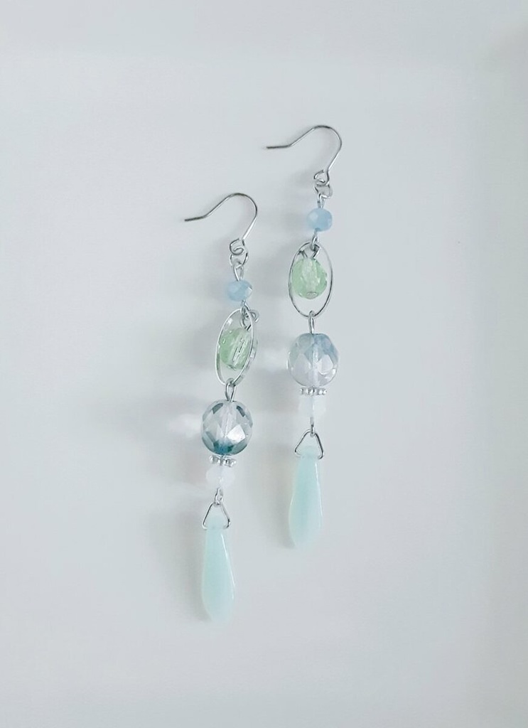 再販☆チェコビーズとオーバルフープのお洒落ロングピアス/イヤリング(淡いグリーン)