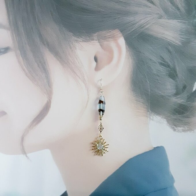 1ペアのみ☆太陽と三日月が揺れる☆ロングナツメビーズと透かしのアシンメトリーピアス/イヤリング(大人縦じまカラー)