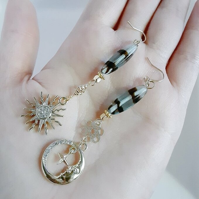 1ペアのみ☆太陽と三日月が揺れる☆ロングナツメビーズと透かしのアシンメトリーピアス/イヤリング(大人縦じまカラー)