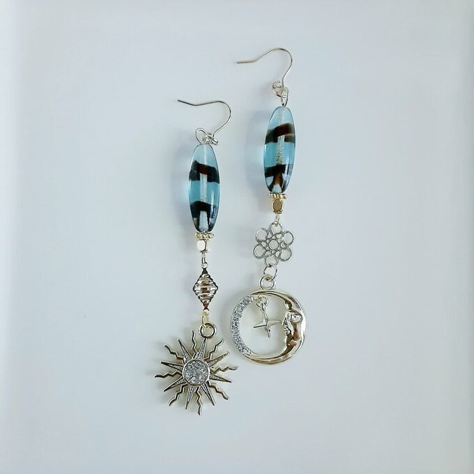 1ペアのみ☆太陽と三日月が揺れる☆ロングナツメビーズと透かしのアシンメトリーピアス/イヤリング(大人縦じまカラー)