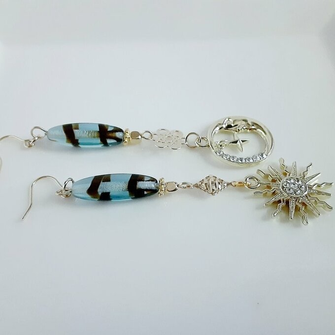 1ペアのみ☆太陽と三日月が揺れる☆ロングナツメビーズと透かしのアシンメトリーピアス/イヤリング(大人縦じまカラー)