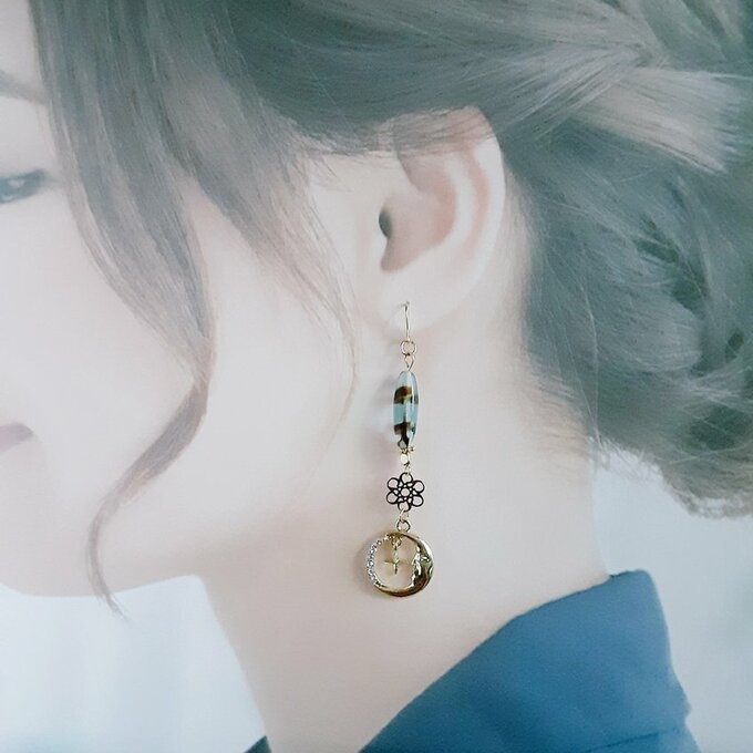 1ペアのみ☆太陽と三日月が揺れる☆ロングナツメビーズと透かしのアシンメトリーピアス/イヤリング(大人縦じまカラー)