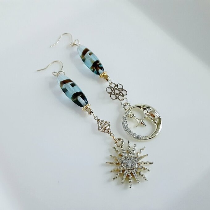 1ペアのみ☆太陽と三日月が揺れる☆ロングナツメビーズと透かしのアシンメトリーピアス/イヤリング(大人縦じまカラー)