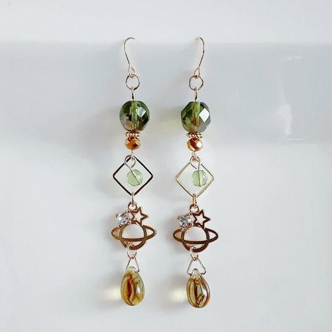 土星チャームが可愛い☆スクエアとチェコとガラスビーズのゆらゆらロングピアス/イヤリング(オリーブグリーン)/Olive green long dangling earrings with sataun charm