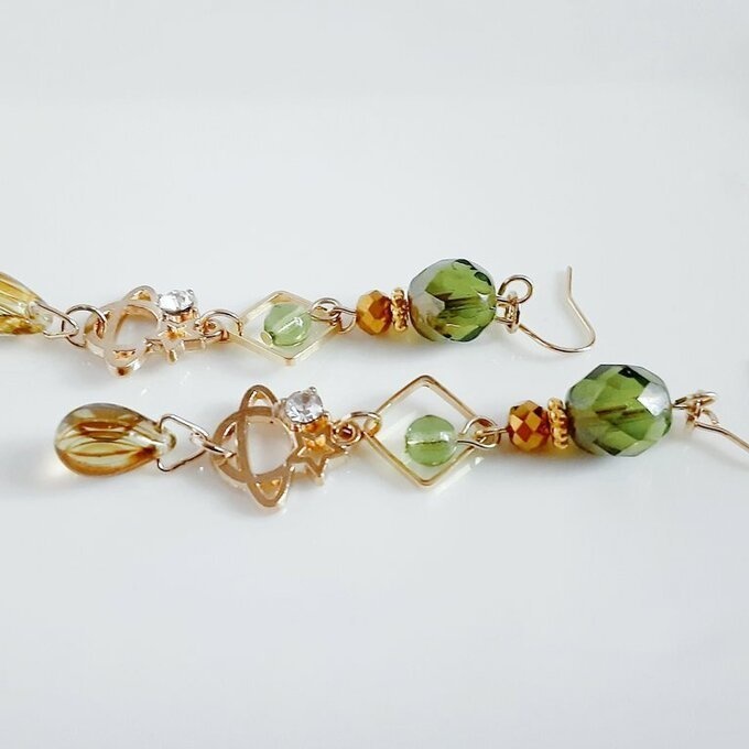 土星チャームが可愛い☆スクエアとチェコとガラスビーズのゆらゆらロングピアス/イヤリング(オリーブグリーン)/Olive green long dangling earrings with sataun charm