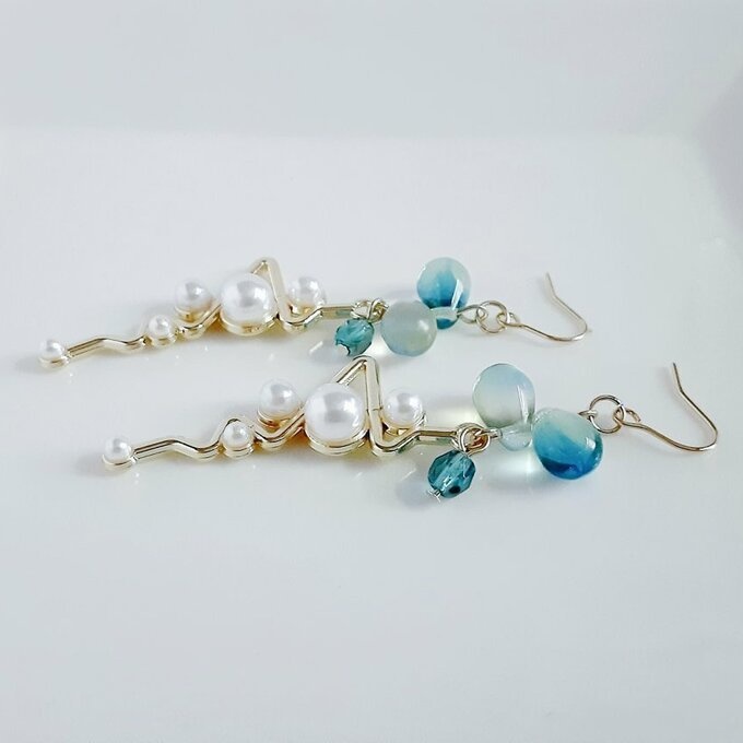 ぷっくりしずくビーズとパール付きジグザグチャームのピアス/イヤリング(エメラルドグリーン)